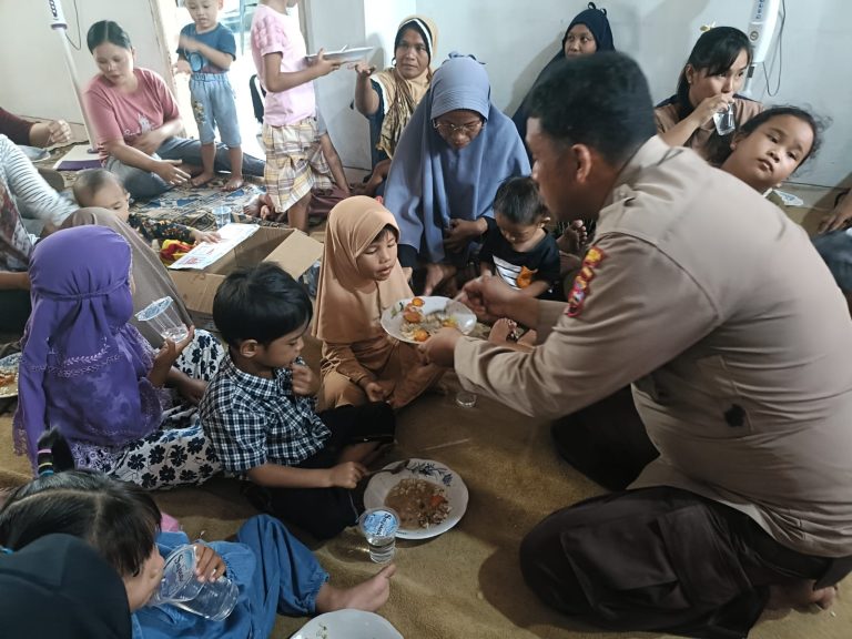 Tekan Stunting, Aipda Dian Wihendro Ratno Bagikan Makanan Gratis Bergizi kepada Puluhan Anak