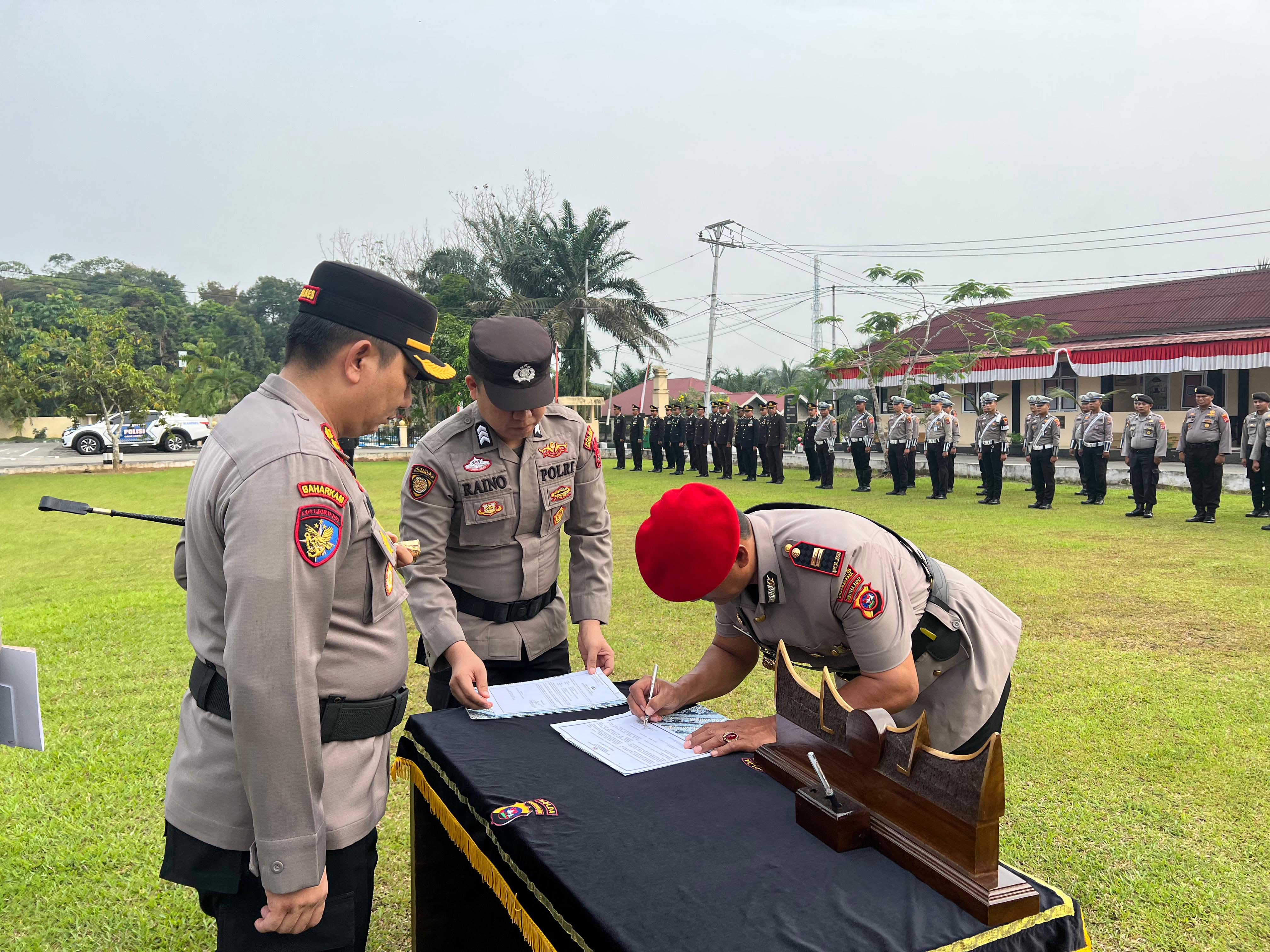 Kapolres Dharmasraya Pimpin Upacara Serah Terima Kasat Reskrim dan Wisuda Purna Bhakti