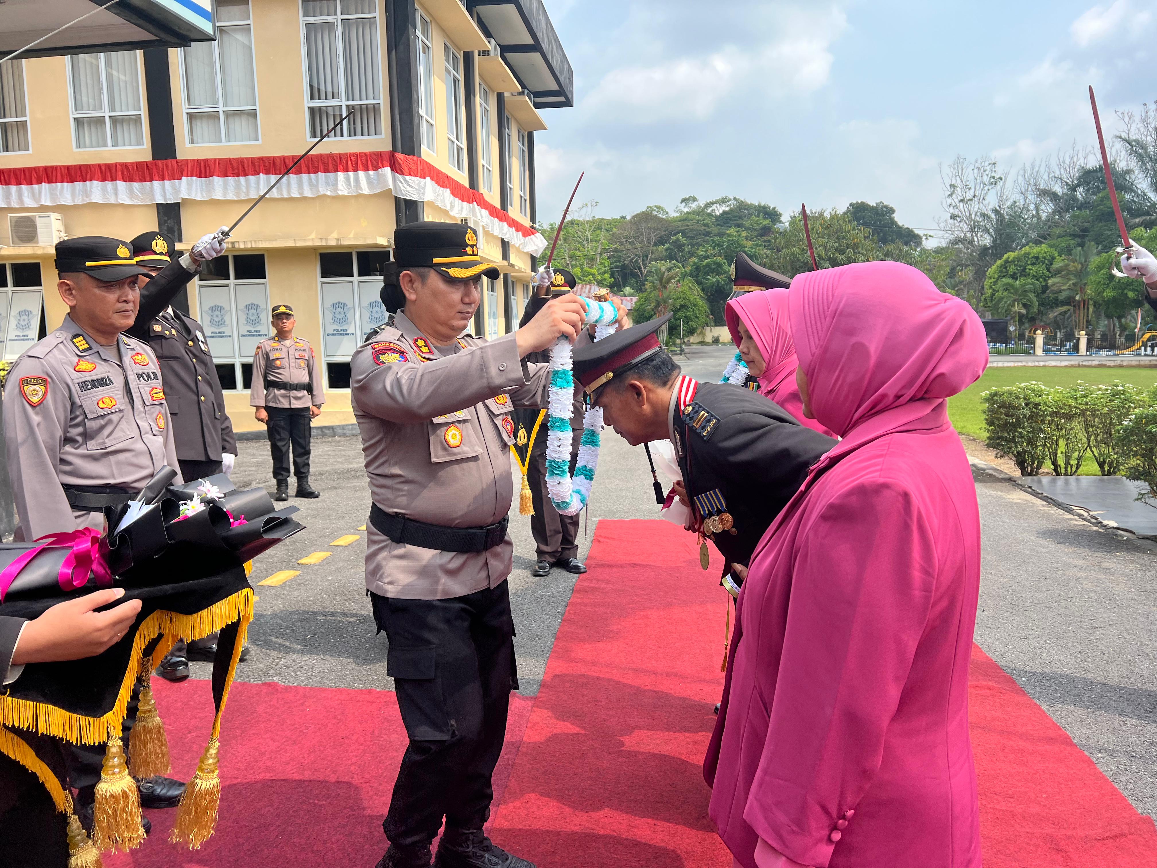 Kapolres Dharmasraya Lepas Dua Wisudawan Purna Bhakti Personel Bhayangkara dengan Tradisi Pedang Pora