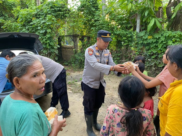 Polri Peduli Masyarakat Terdampak Bencana Alam Banjir dan Longsor, Kapolsek Koto XI Tarusan Bagikan Nasi Bungkus Berbuka Puasa Dari Dapur Umum Polda Sumbar