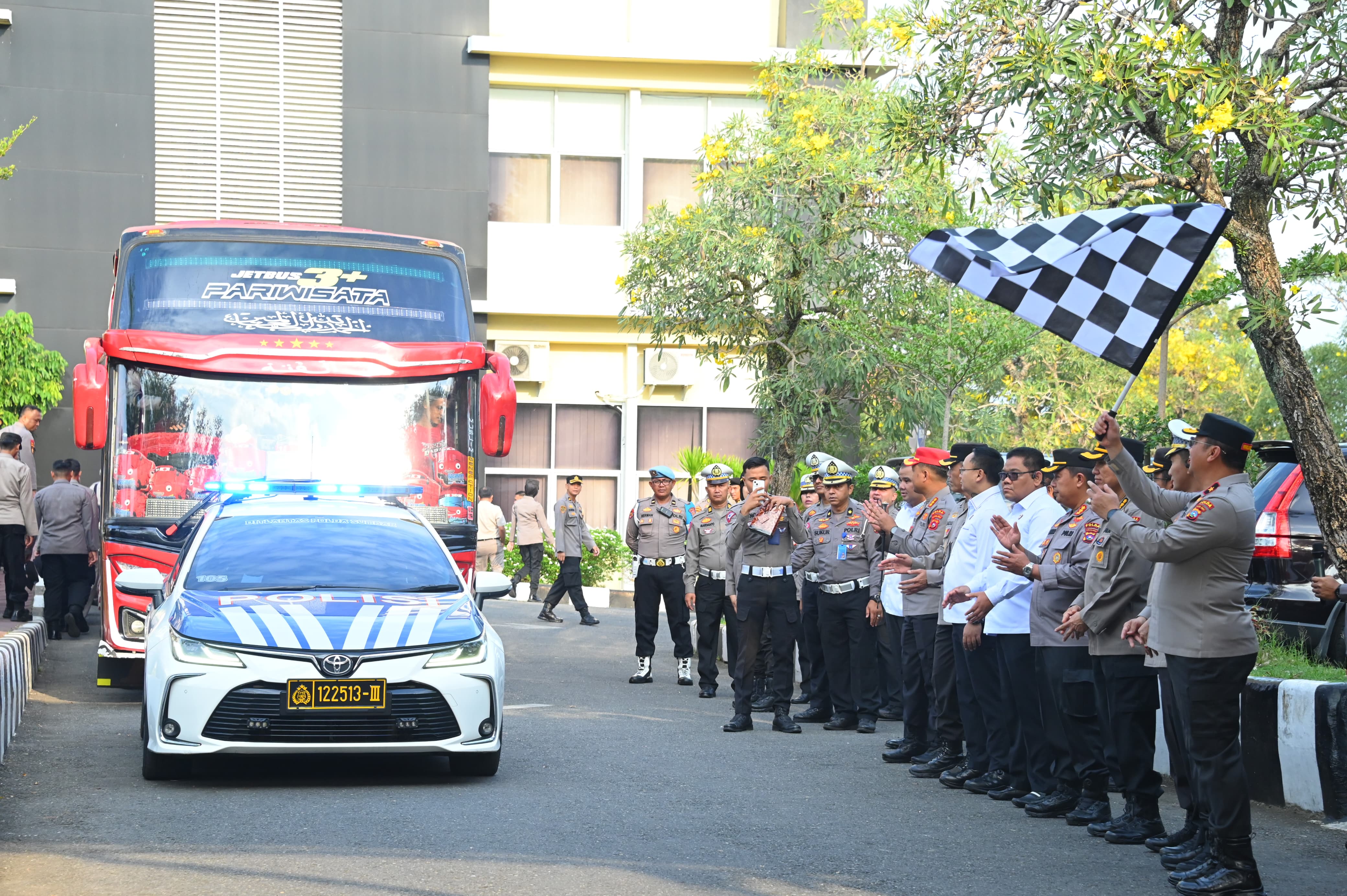 Wakapolda Sumbar Pimpin Upacara Pelepasan Kontingen Bola Voli Kapolri Cup 2024 di Pekanbaru