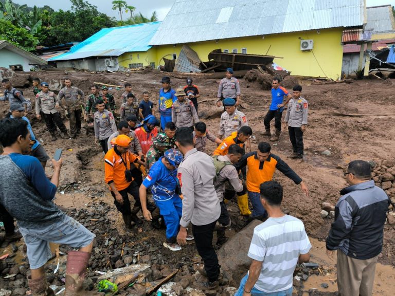 Polri Kerahkan 102 Personel dan Satu Anjing K9 Cari Korban Longsor di Kelurahan Rua, Ternate 