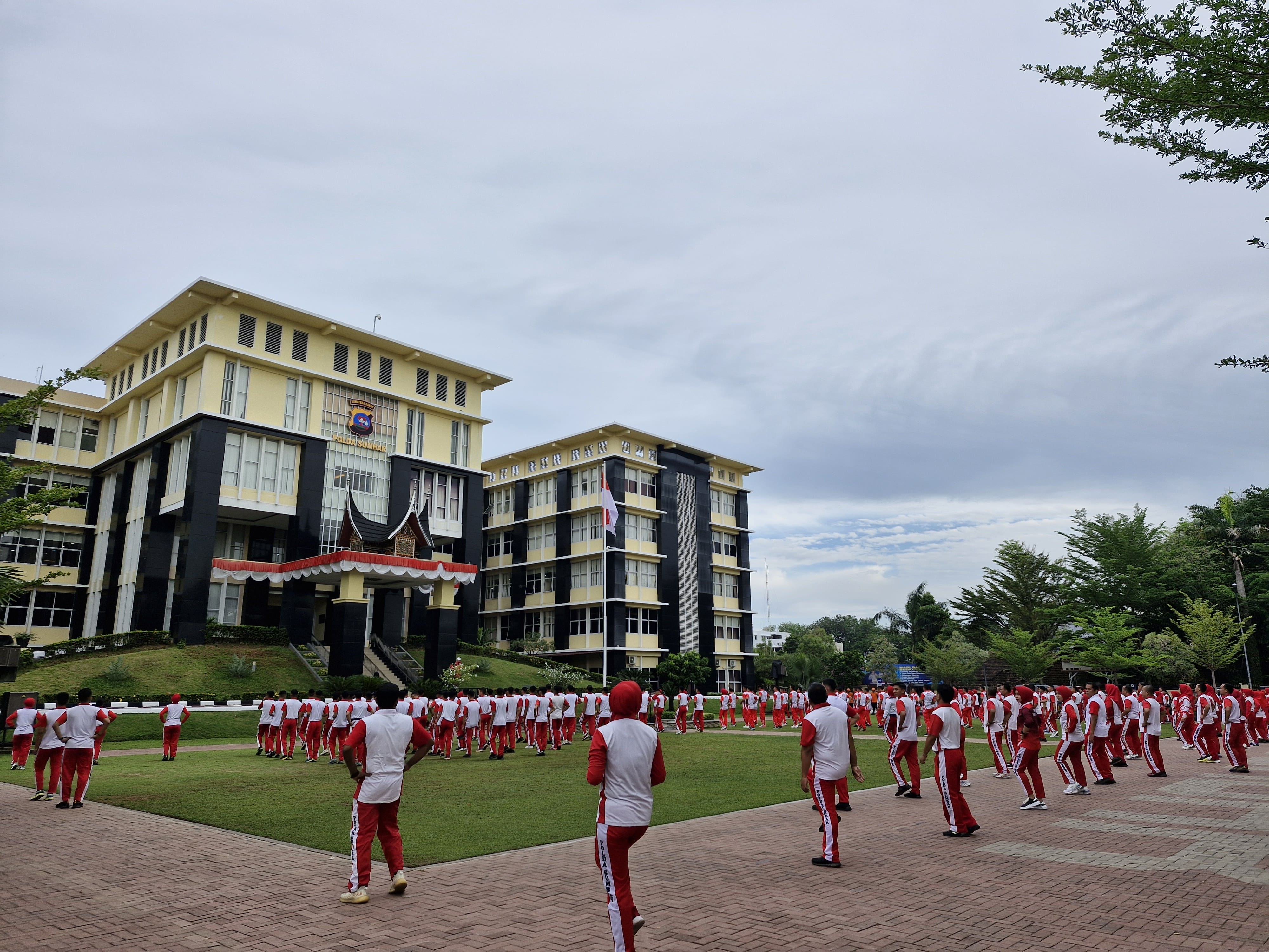 Jaga Kebugaran dan Tingkatkan Semangat Kerja, Personel Polda Sumbar Gelar Senam Pagi