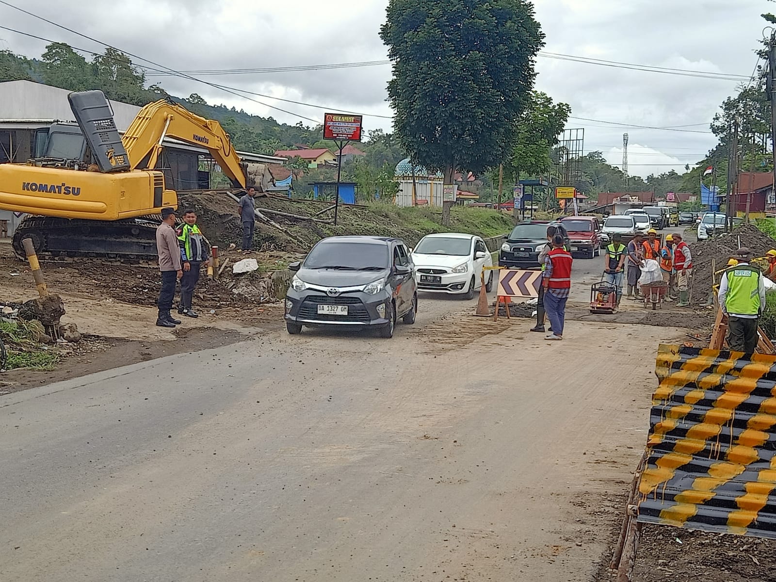 Personil Polsek Melaksanakan Pengaturan Lalu Lintas di Lokasi Perbaikan Jalan