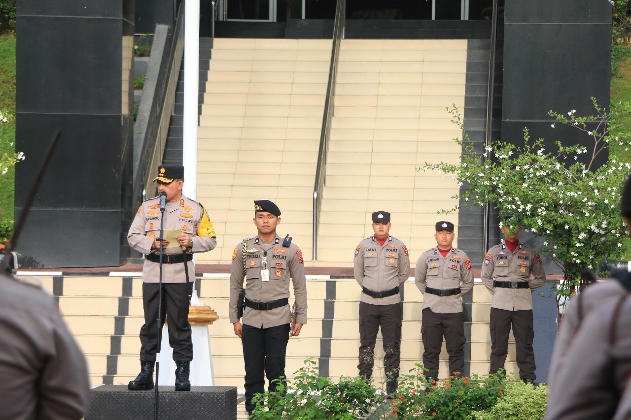 Kapolda Sumbar Pimpin Upacara Bendera Bulanan Polda Sumbar