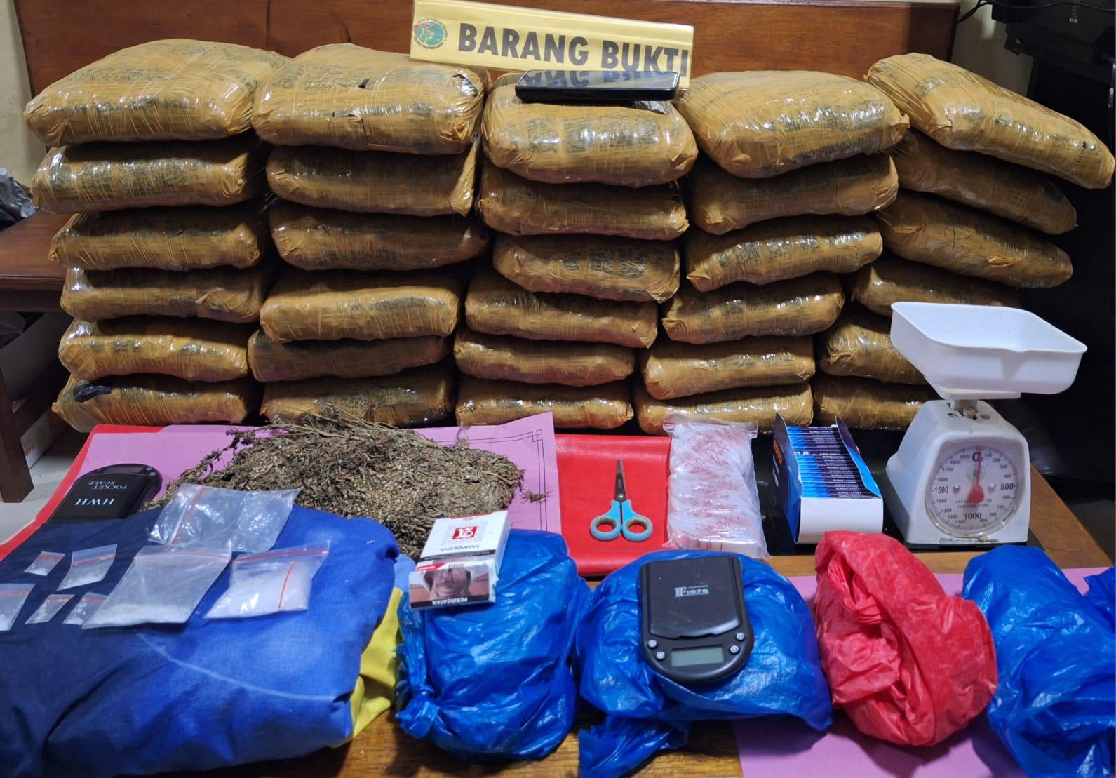 Polres Pasaman Barat Membekuk 2 Orang Pelaku Yang Memiliki 30 Kg Ganja dan Sabu