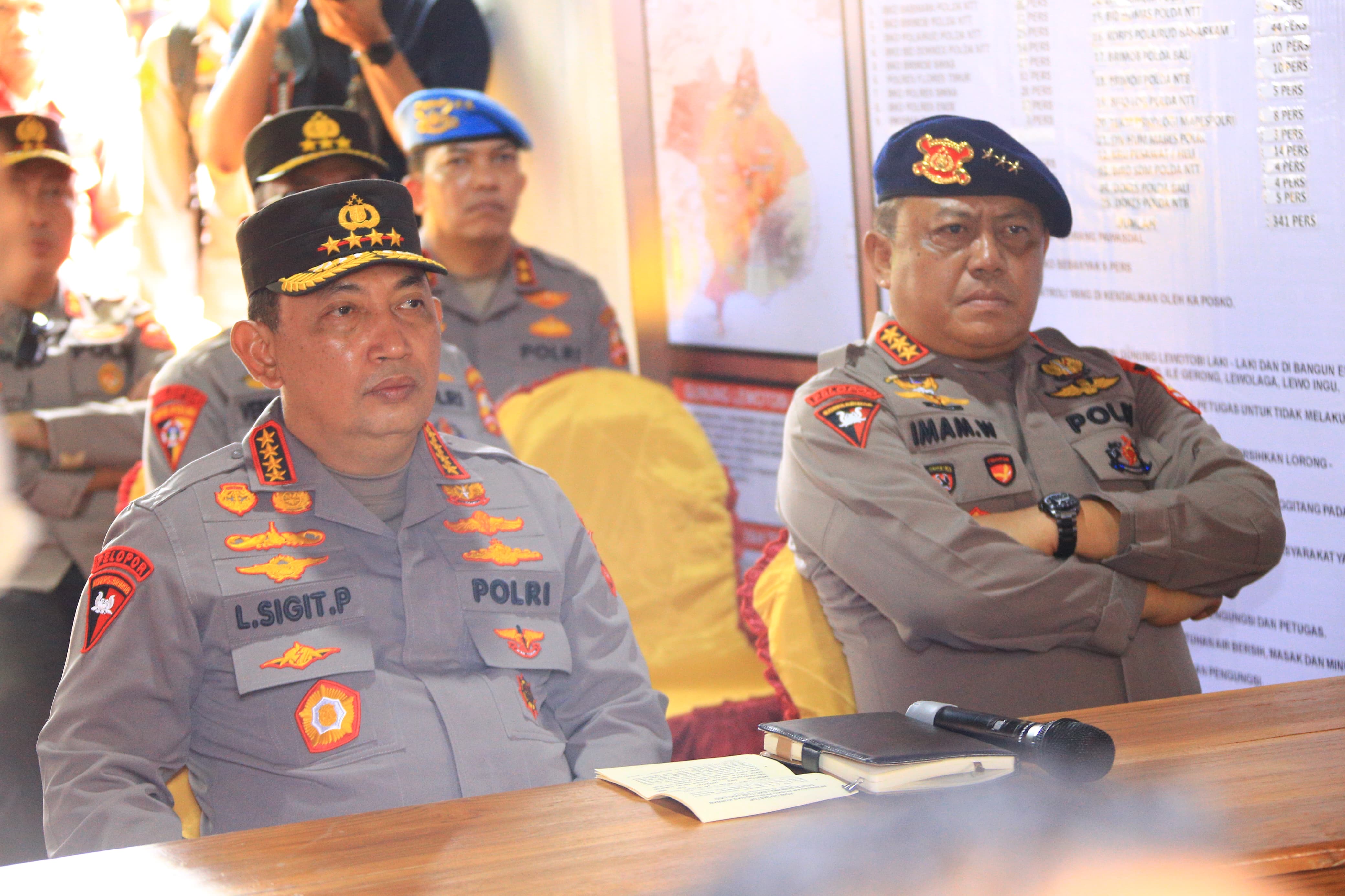 Kapolri Tinjau Posko Pengungsi Erupsi Gunung Lewotobi di NTT